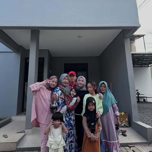 6 Potret Mbak Lala Pengasuh Rafathar Kumpul Keluarga, Rayakan Lebaran di Rumah Depok