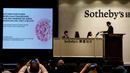 Suasana lelang Berlian Pink Star di Hong Kong, Selasa (4/4). Berlian 59,6 karat tersebut merupakan berlian terbesar yang pernah diukur oleh Gemological Institute of America (GIA). (AFP Photo/ ANTHONY WALLACE)