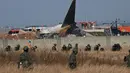 <p>Pesawat Jeju Air berjenis Boeing 737-800 jatuh dan terbakar di Bandara Internasional Muan di Provinsi Jeolla Selatan, sekitar 288 kilometer sebelah barat daya Seoul pada tanggal 29 Desember 2024. (JUNG YEON-JE/AFP)</p>