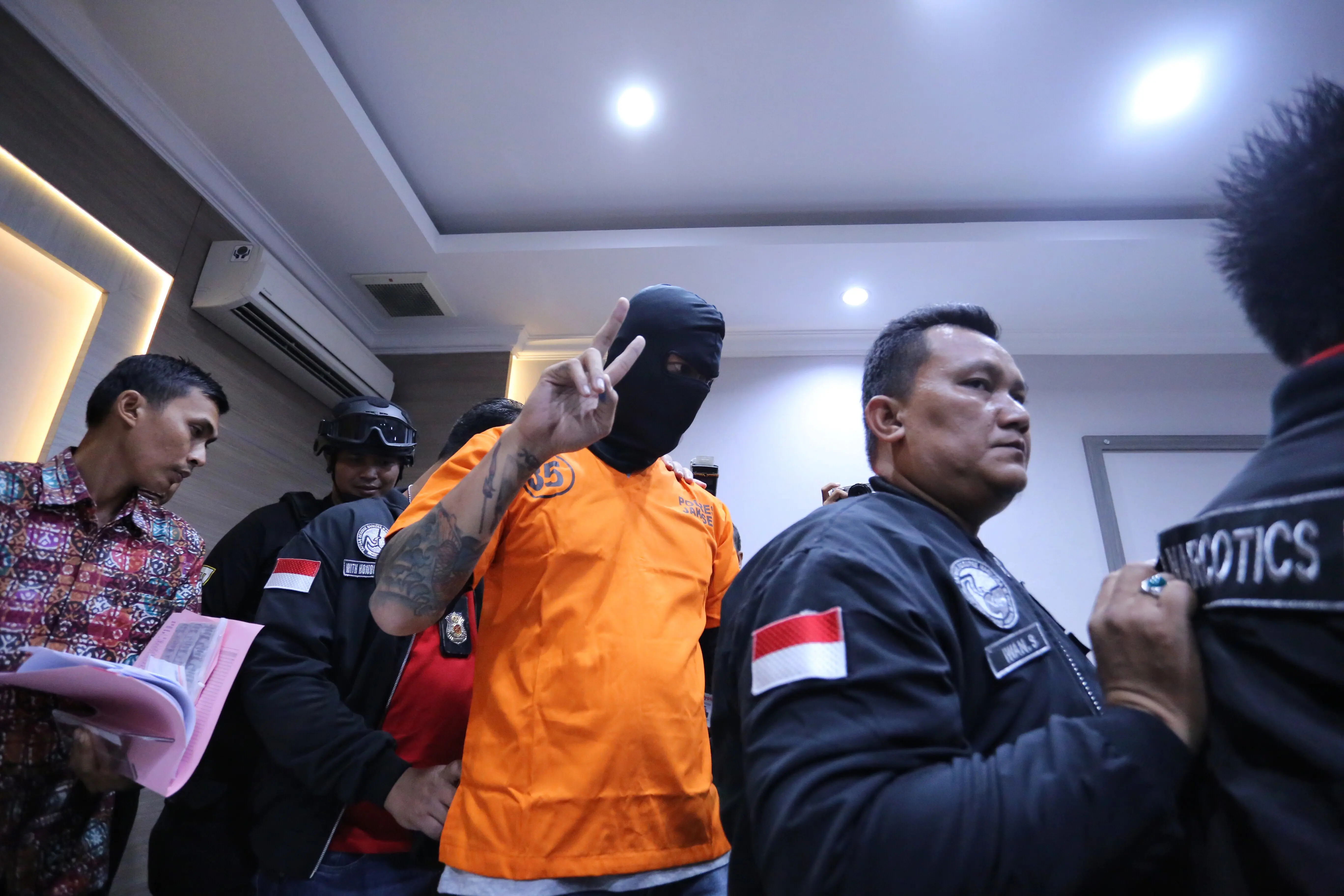 Tora Sudiro sebagai tersangka kepemilikan psikotropika. Polisi resmi menahan komedian dan pemeran itu, sedangkan sang istri Mieke Amalia telah dipulangkan. (Adrian Putra/Bintang.com)