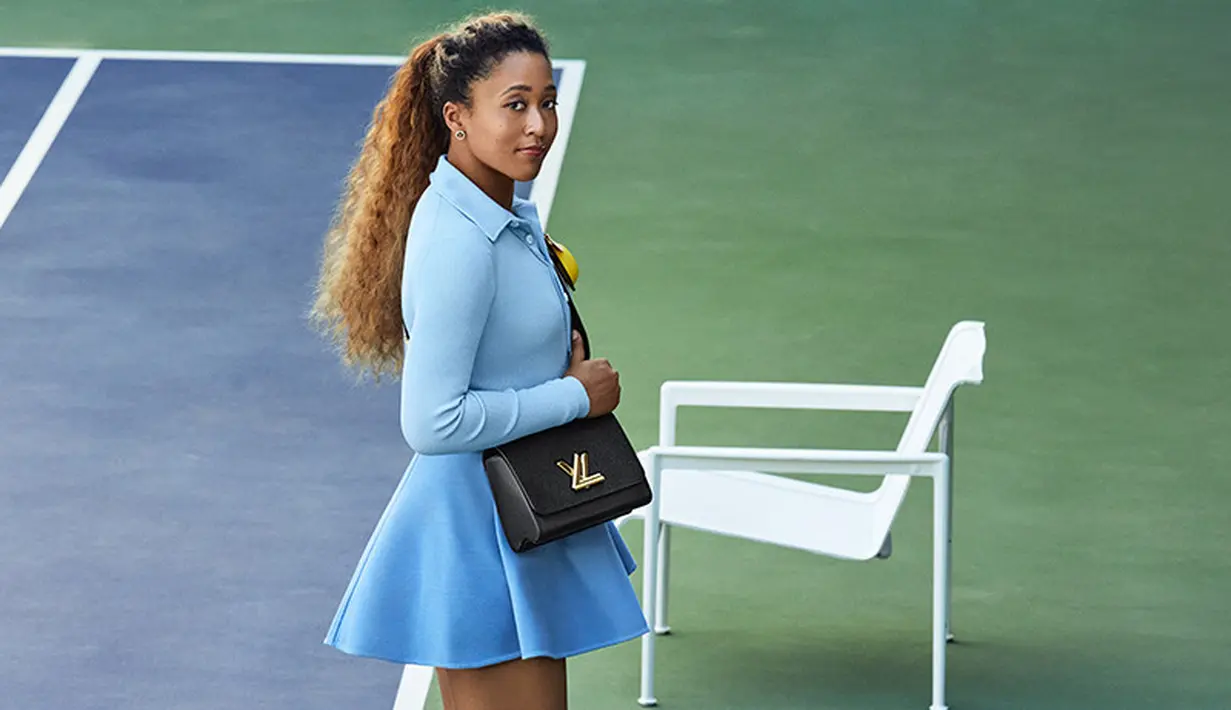 Masih dengan LV Twist Bag terbaru, kali ini Naomi Osaka mengenakan LV Twist sebagai shoulder bag berwarna hitam. Dipadukan dengan long sleeve collar shirt dan mini skirt berwarna biru muda. (Louis Vuitton)