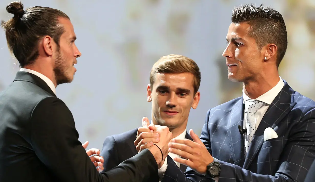 Gareth Bale (kiri) memberikan selamat kepada Cristiano Ronaldo usai terpilih sebagai Pemain Terbaik Eropa musim 2015-2016 di Monako, (25/8). Dalam pemilihan tersebut, Bale meraih 7 suara, sedangkan Griezmann memperoleh 8 suara. (REUTERS/Eric Gaillard)
