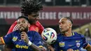 Pemain Manchester United, Patrick Dorgu (tengah) berebut bola dengan pemain ASEAN All-Stars, Kealey Adamson (kanan) dan Kan Mo (kiri) dalam laga persahabatan yang berlangsung di Stadion Bukit Jalil, Malaysia, pada hari Rabu (28/5/2025) malam waktu setempat. (AFP/Mohd Rasfan)