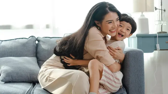 ilustrasi seorang ibu memeluk anak laki-lakinya