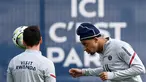Penyerang Paris Saint-Germain (PSG) Kylian Mbappe (kanan) menyundul bola saat sesi latihan di tempat latihan klub Camp des Loges di Saint-Germain-en-Laye, barat Paris, Kamis (28/4/2022). Juara Ligue 1 yang baru dinobatkan PSG akan dijamu oleh Strasbourg pada pekan ke-35 Ligue 1 2021/22, Sabtu 30 April 2022, di Stade de la Meinau. (FRANCK FIFE / AFP)