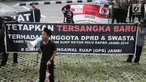 Aktivis antikorupsi dan mahasiswa  yang mengatasnamakan Gerakan Pengawal Suap (GPS) Jambi berunjuk rasa di depan Gedung KPK, Jakarta, Jumat (9/3). Mereka mendesak KPK segera menahan tersangka suap Gubernur Jambi Zumi Zola. (Liputan6.com/Herman Zakharia)