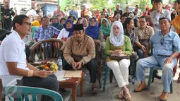 Bakal calon Gubernur DKI Jakarta Sandiaga Uno (kiri) saat berdialog dengan warga Pasar Johar Jakarta, Minggu (24/4/2016). Sandiaga Uno dan berjanji akan membenahi kawasan tersebut serta memberi modal usaha bagi warga. (Liputan6.com/Gempur M Surya)