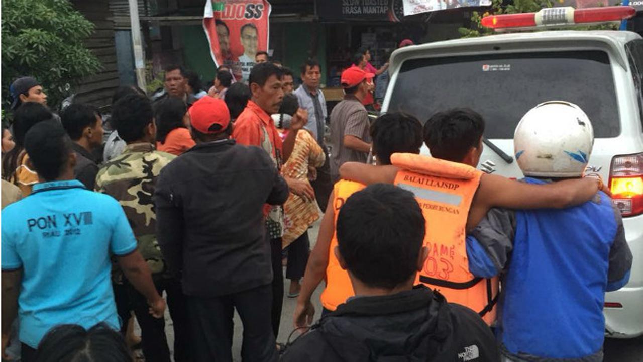 Proses Evakuasi Penumpang Kapal Tenggelam di Danau Toba