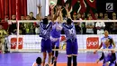 Tim Voli TNI AL saat bertanding melawan tim PBVAD pada final turnamen Danjen Kopassus Open Volleyball Tournament di GOR Nanggala, Jakarta. Minggu (08/4). Tim TNI AL memenangkan set keempat 25-19 atas tim PBVAD.  (Liputan6.com/Johan Tallo)