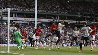 Striker Tottenham Hotspur, Harry Kane,  mencetak gol ke gawang Manchester United  pada laga lanjutan Premier League, di Stadion White Hart Lane, Minggu (14/5/2017). Tottenham Hotspur meraih kemenangan 2-1. (AFP/Ian Kington)