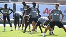 Para pemain Manchester United mengikuti sesi latihan di Universitas California, AS, Jumat (14/7/2017). Skuad Setan Merah akan tampil di turnamen pramusim bertajuk International Champions Cup. (AFP/Robyn Beck)