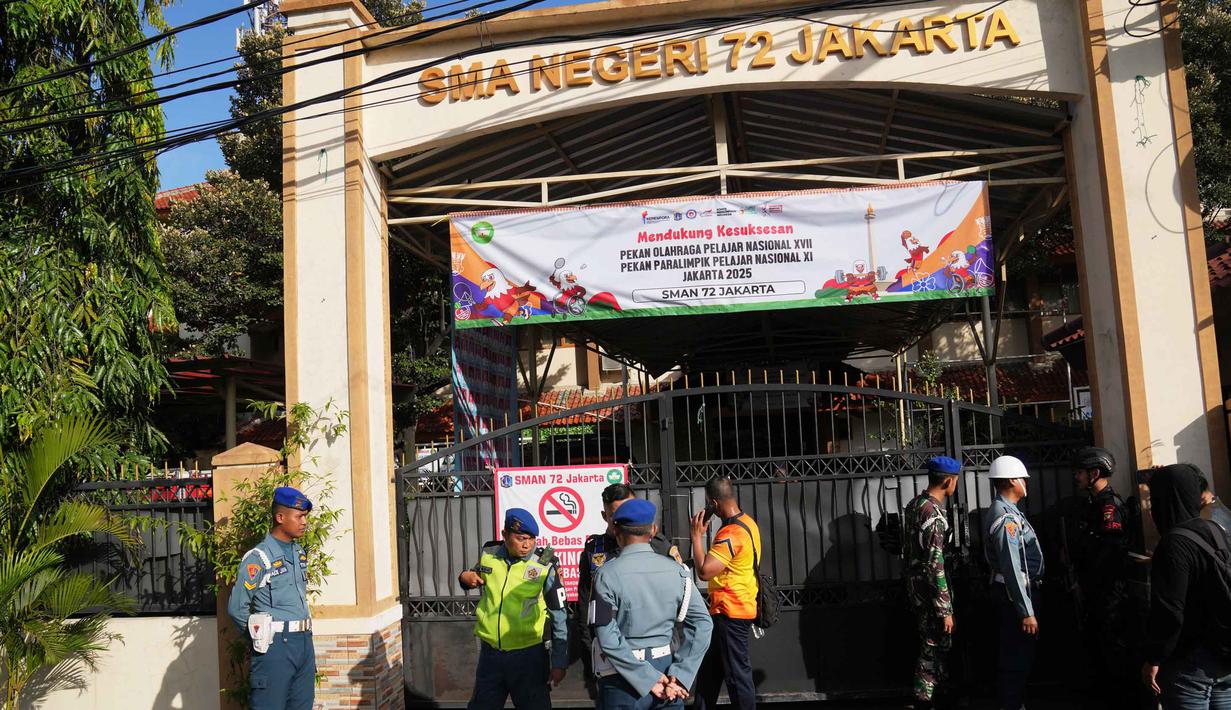 Akibat peristiwa ini, 54 siswa dikabarkan mengalami luka-luka. Tampak dalam foto, petugas kepolisian dan personel militer berjaga di gerbang SMAN 72 Jakarta pada Jumat 7 November 2025. (AP Photo/Dita Alangkara)