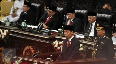 Presiden Joko Widodo saat membacakan pidato tentang Rancangan Anggaran Pendapatan Belanja Negara (RAPBN) 2016 dan Nota Keuangan di depan Sidang Paripurna anggota DPR dan DPD di Komplek Parlemen, Senayan, Jakarta, Jumat (14/8). (Liputan6.com/Johan Tallo)