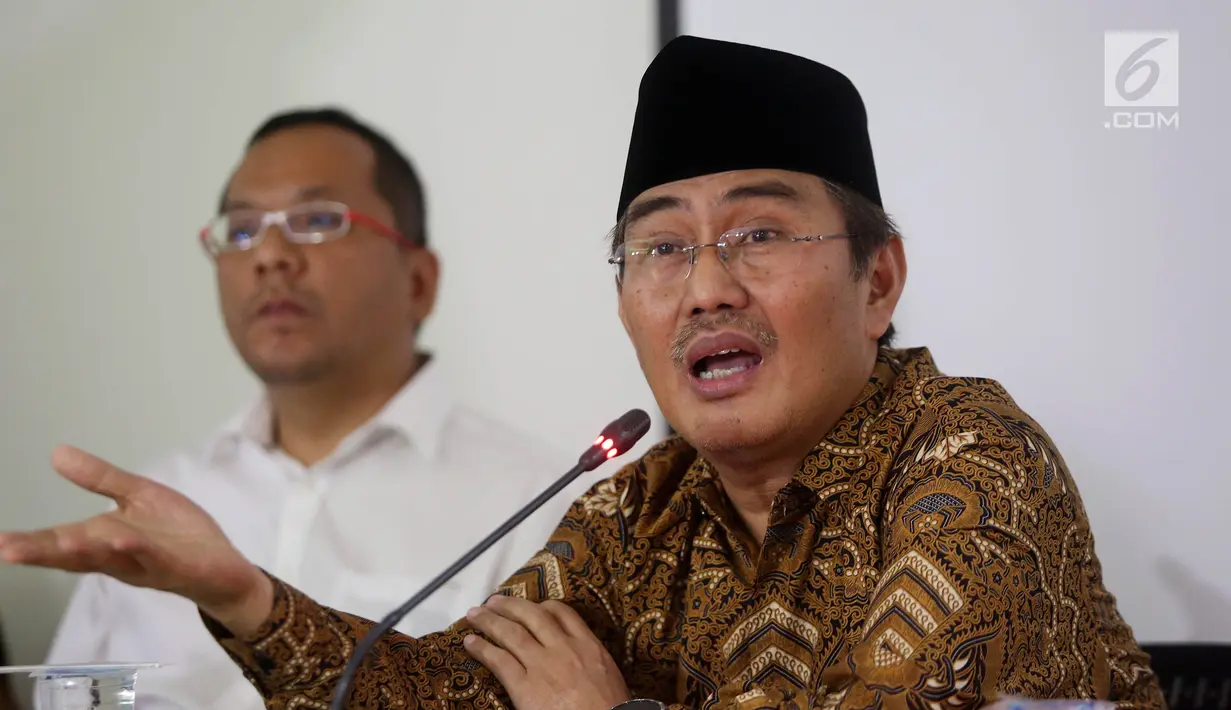 Ketum ICMI, Jimly Asshiddiqie memberikan pernyataan pers dalam diskusi bersama media di Jakarta, Rabu (9/8).  Jimly mengingatkan semua pihak untuk tetap memegang teguh Pancasila, UUD, NKRI, dan Bhineka Tunggal Ika. (Liputan6.com/Johan Tallo)