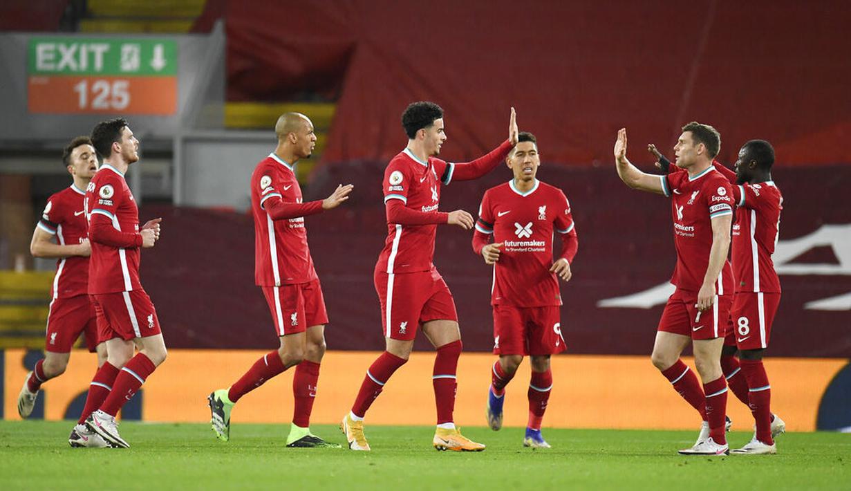 Para pemain Liverpool merayakan gol ke gawang Leicester City pada laga Liga Inggris di Stadion Anfield, Senin (23/11/2020). Liverpool menang dengan skor 3-0. (Peter Powell/Pool via AP)