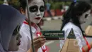 Mahasiswa melakukan aksi teatrikal bertema 'Revolusi Pendidikan' dalam rangka memperingati Hari Pendidikan Nasional di Bundaran HI, Jakarta, Minggu (3/5/2015). Tampak para mahasiswa merias wajah mereka.(Liputan6.com/Faizal Fanani) 