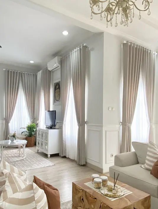 Ruang tamu milik Natalie Sarah ini juga tak luput dari sorotan netizen. Memiliki sentuhan nuansa kayu, Natalie juga membuat beberapa hiasan rumah sendiri. (Liputan6.com/IG/@natalie_sarahs)