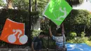 Pekerja memasang neon box Asian Games di depan Balai Kota DKI Jakarta, Jumat (6/7).Lampu neon box berwarna warni yang dipasang menggambarkan berbagai cabang olahraga yang akan dipertandingkan dalam Asian Games 2018. (Liputan6.com/Arya Manggala)