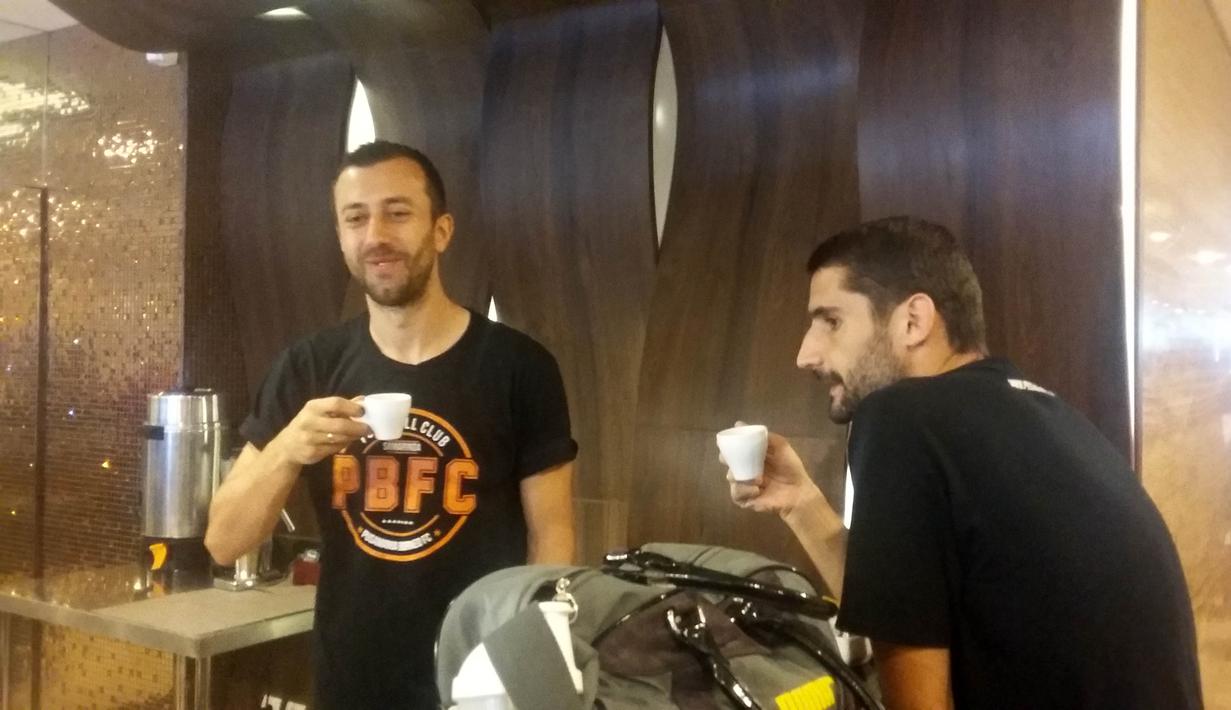 Pemain Pusamania Borneo FC, Goran Gancaev (kiri) saat menikmati kopi buatannya saat belajar menjadi barista, sebelum bertanding pada lanjutan Piala Jenderal Sudirman di Surabaya,Sabtu (21/11/2015). (Bola.com/Vitalis Yogi Trisna)