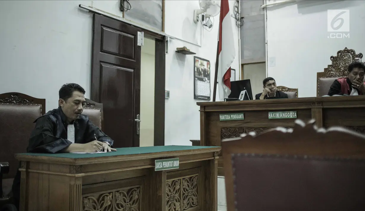 Suasana sidang lanjutan Gatot Brajamusti yang ditunda di Pengadilan Negeri Jakarta Selatan, Selasa (27/3). Dalam sidang sebelumnya pada 14 Maret, JPU membacakan tuntutan untuk Gatot Brajamusti tetapi perihal kasus asusila. (Liputan6.com/Faizal Fanani)