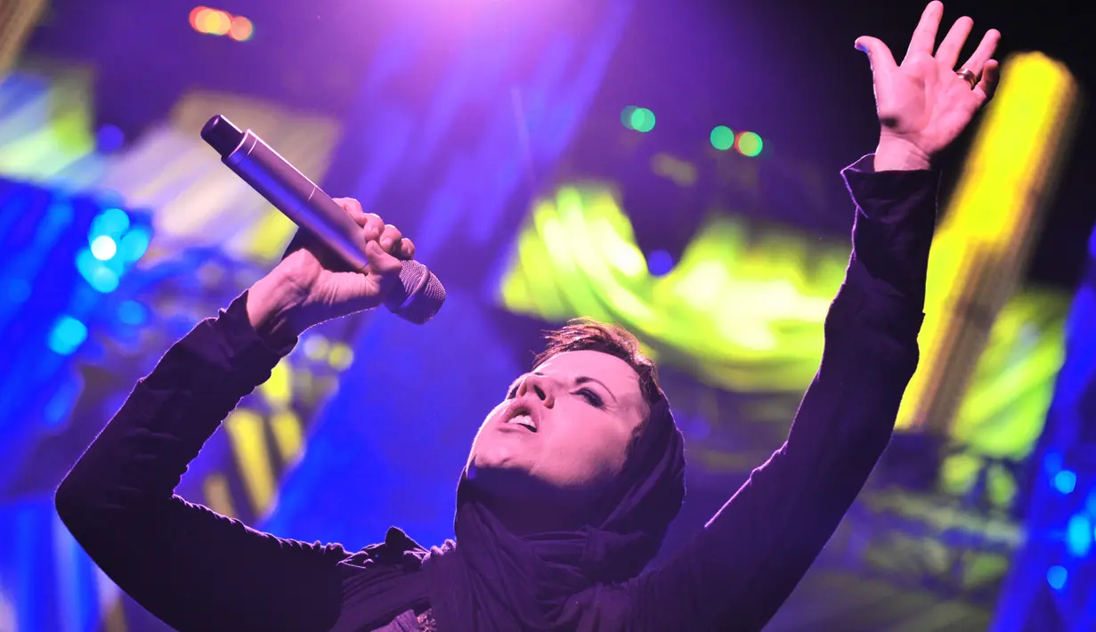 Vokalis The Cranberries, Dolores O’Riordan tampil di atas panggung sebuah acara di Nantes, Prancis pada 5 Maret 2010. Dolores O’Riordan berada di London untuk sesi rekaman singkat, dan ditemukan tak bernyawa di kamar hotel. (FRANK PERRY/AFP)