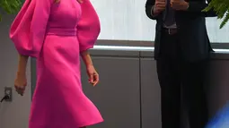 Ibu Negara AS, Melania Trump setibanya untuk berpidato dalam acara PBB di New York, Rabu (20/9). Sayangnya, Melania menajdi korban cyberbullying karena busana bernilai US$ 3.000 atau sekitar Rp 40 juta itu. (AFP PHOTO / DON EMMERT)