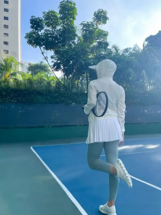 Outfit Olahraga Tenis ala Syahrini