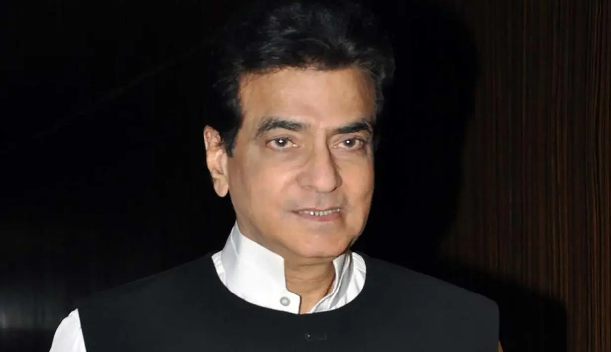 Nama Sridevi melambung saat ia bermain film Himmatwala bersama Jeetendra. Selain film itu, mereka pernah bermain bersama dalam film Dharam Adhikari, Mawaali, dan Balidaan. (Foto: mumbailive.com)