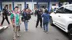 Warga berhamburan usai terjadi gempa di kawasan Polda Metro Jaya, Jakarta, Jumat (14/1/2022). Gempa dirasakan oleh sejumlah warga di Jabodetabek pada Jumat (14/1/2022) sekitar pukul 16.05 WIB. (Liputan6.com/Faizal Fanani)