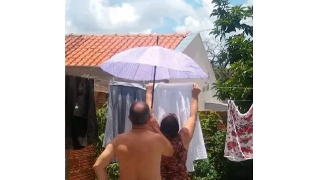 6 Kelakuan Romantis Agar Pasangan Tak Kepanasan Ini 'Bucin' Banget