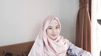 Banyak yang terpukau dengan kecantikan Ghea Indrawari saat memakai hijab. Gayanya yang terlihat lebih anggun membuat publik menyukai penampilan Ghea saat berhijab. Wajar saja jika banyak orang memuji penampilan Ghea yang menawan saat berhijab. (Liputan6.com/IG/@gheaindrawari)