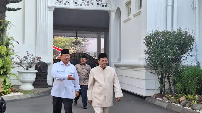 Anggota Wantimpres Habib Luthfi bin Yahya (kanan) dan Menhan Prabowo Subianto (kiri) menemui Presiden Jokowi di Istana, Jakarta, Selasa 8 Agustus 2023. (Liputan6.com/Lizsa Egeham)