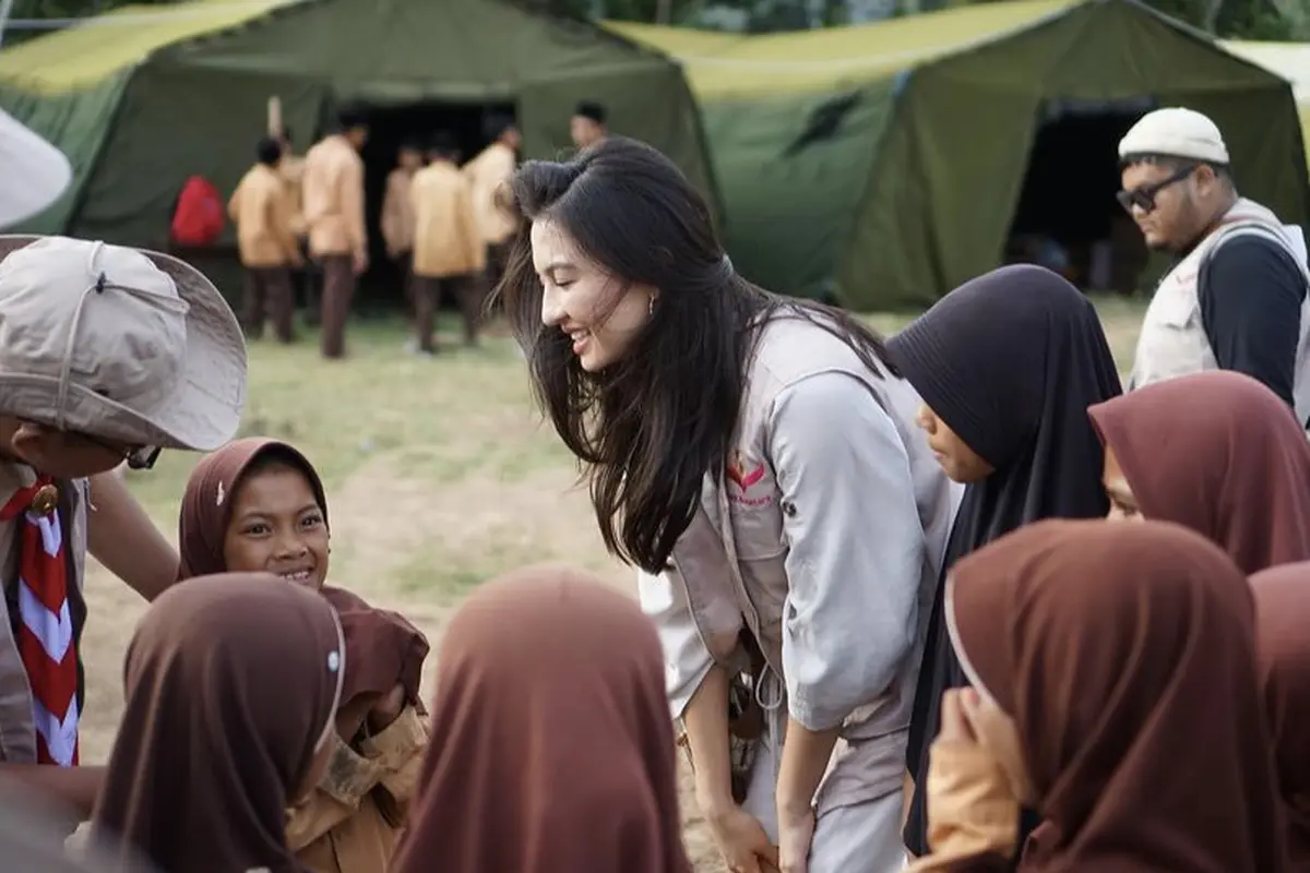 Raline Shah Kenakan Rompi Relawan di Lombok