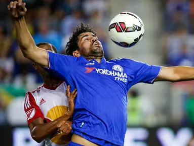 Penyerang Chelsea, Diego Costa mengontrol bola dari hadangan pemain New York Red Bulls pada International Champions Cup 2015 di Red Bull Arena, Kamis (23/7/2015). New York Red Bulls menang atas Chelsea dengan skor 4-2. (Reuters/Eduardo Alvarez Livepic)