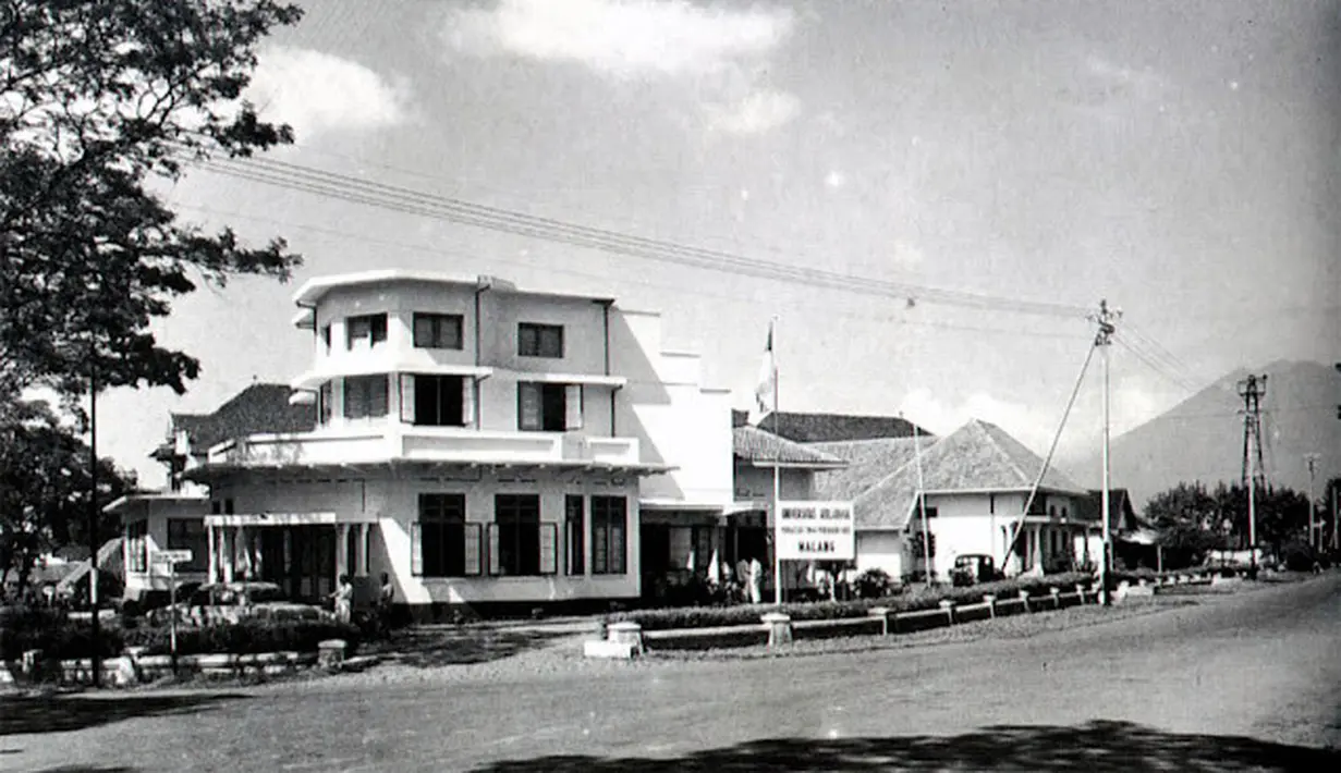 Jalanan di depan wisma IKIP Malang (sekarang Universitas Negeri Malang) depan SMA Putera Harapan terlihat masih sepi. (Source: jelajahmalangku.blogspot.com)