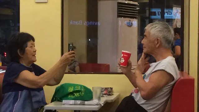 Ini Baru Couple Goals! Viral Foto Pasangan Tua Asyik Berkencan di Sudut Restoran