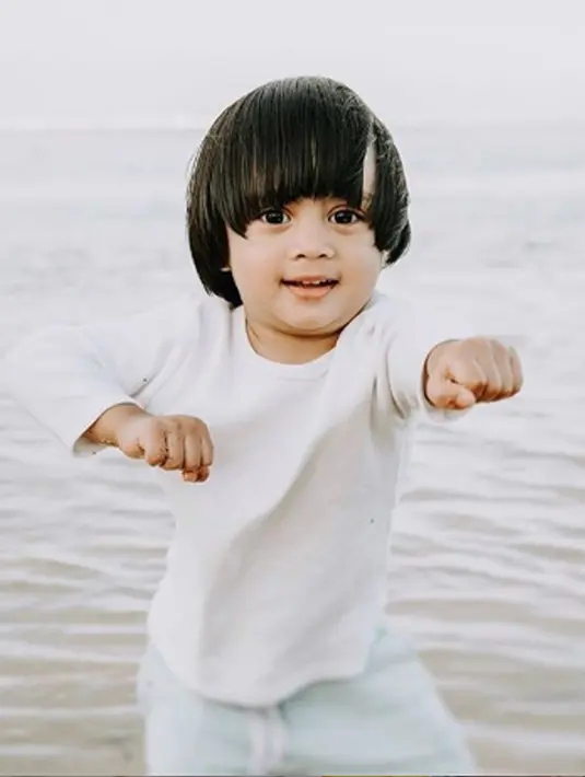 Potret Sekala sedang meniru gerakkan ilmu bela diri. (Liputan6.com/IG/sekala_belove_)