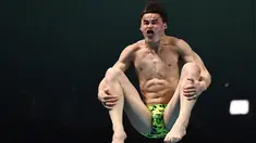 Atlet Australia Matthew Carter melompat saat bersaing dalam pertandingan tim 3m/10m selama Kejuaraan Dunia FINA 2017 di Budapest, (18/7). Ekspresi lucu para atlet menjadi ciri sendiri dari cabang olahraga ini. (AFP Photo/Christophe Simon)