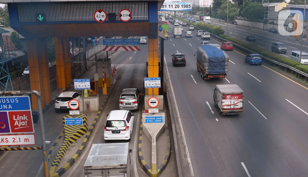 Pengendara melakukan transaksi pembayaran masuk tol saat memasuki tol Tangerang-Jakarta, di kawasan Tangerang, Selasa (4/1/2022). Indonesia akan menerapkan sistem transaksi tol tanpa berhenti atau disebut multi lane free flow (MLFF).  (Liputan6.com/Angga Yuniar)