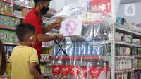 Karyawan menutup produk yang diboikot karena dinilai berafiliasi dengan Prancis dengan menggunakan pelastik dan bertada silang di sebuah minimarket di Tangerang, Banten, Kamis (5/11/2020). (Liputan6.com/Angga Yuniar)