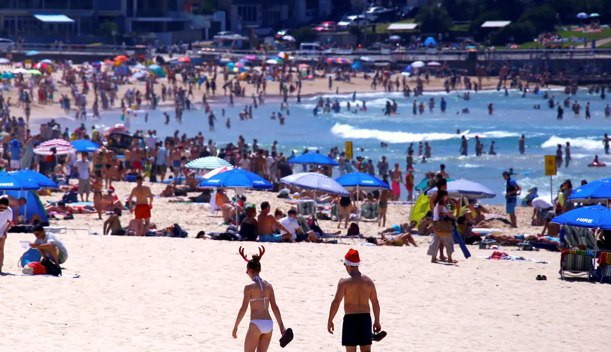 Suasana saat perayaan hari Natal di Bondi Beach Sydney pada Hari Natal di Australia, (25/12). (REUTERS/David Gray)