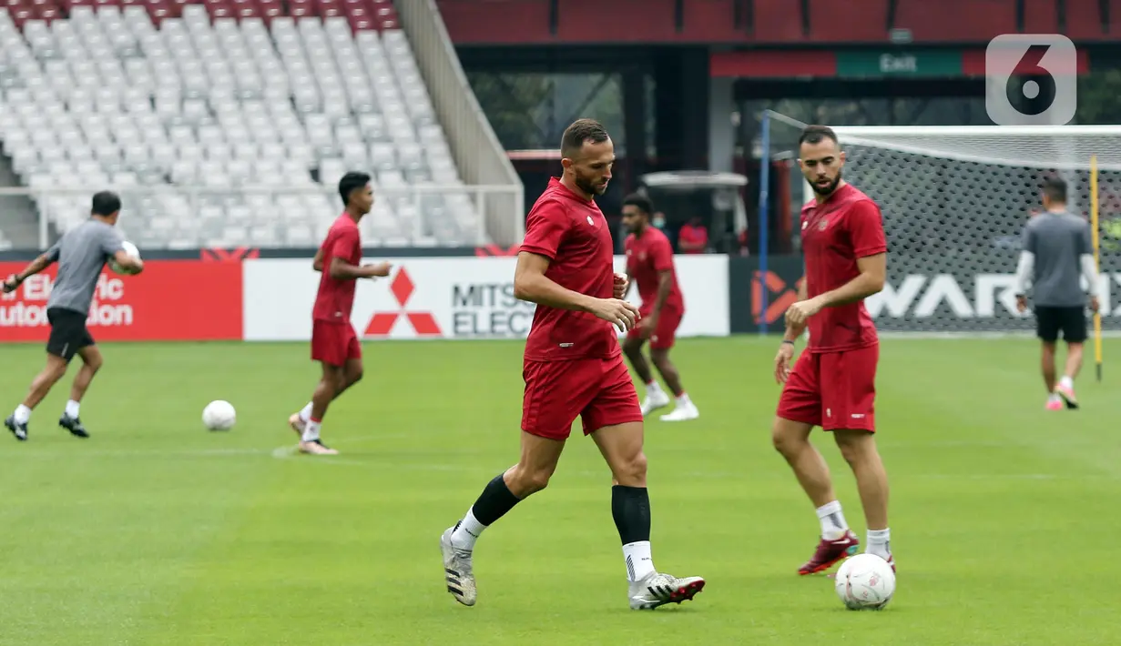 Pemain depan Timnas Indonesia, Ilija Spasojevic (ketiga kiri) saat latihan resmi turnamen Piala AFF di Stadion Utama Gelora Bung Karno, Jakarta, Kamis (22/12/2022). Timnas Indonesia akan berjuang pada turnamen Piala AFF 2022. Timnas Indonesia tergabung di grup A bersama Kamboja, Brunei Darussalam, Filipina, dan Thailand. (Liputan6.com/Helmi Fithriansyah)
