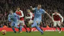 Proses terjadinya gol penalti yang dicetak striker Stoke, Charlie Adam, ke gawang Arsenal. Pada laga ini Arsenal sempat tertinggal 0-1 dari Stoke sebelum akhinya menyamakan kedudukan. (Reuters/Tony O'Brien)