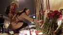 Warga meletakan  karangan bunga di dekat lokasi ledakan bom di stasiun kereta bawah tanah St. Petersburg, Senin (3/4). Sampai saat ini penyebab ledakan masih samar. Belum ada kelompok yang mengklaim ledakan ini. (AP Photo / Dmitri Lovetsky)