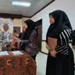 Sekretaris Jenderal AJI Indonesia Ika Ningtyas (kedua kiri) usai menandatangi kerjasama antara AJI Indonesia, AJI Jambi, dan Prodi Bahasa dan Sastra Indonesia (PBSI) FKIP UNJA, Rabu (15/3/2023). (Liputan6.com/Gresi Plasmanto)