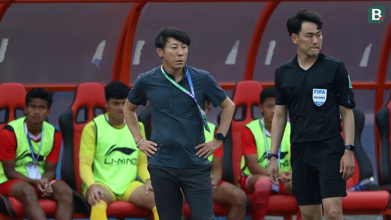 Foto: Ekspresi Coach Shin Tae-yong yang Kesal dengan Keputusan Wasit saat Timnas Indonesia Bertemu Filipina di SEA Games 2021