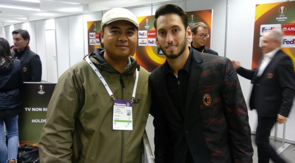 Bintang AC Milan, Hakan Calhanoglu, bersama Bola.com setelah pertandingan Liga Europa, di Wina, Jumat (15/9/2017). (Bola.com/Reza Khomaini).