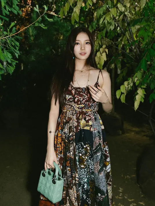 Dress batik yang digunakan oleh Bae Suzy sendiri terlihat cukup sederhana namun tetap elegan. Tentu saja penampilan Suzy saat menggunakan batik di acara Paris Fashion Week juga menjadi sorotan netizen Indonesia. (Liputan6.com/IG/@skuukzky)