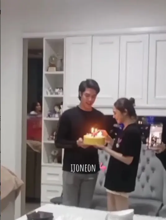 Momen El Rumi beri kejutan ulang tahun untuk Syifa Hadju. [Foto: Instagram/elsyifans3013]