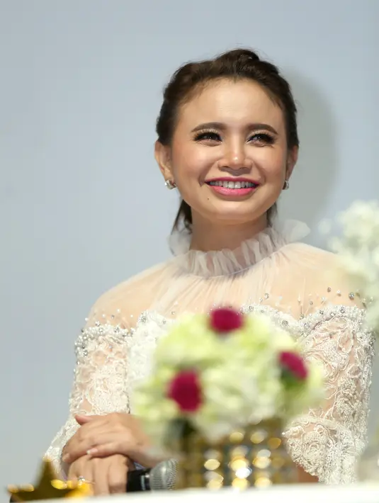 Kebiasaan Rossa yang tidak bisa mengontrol tawanya yang lepas itu ternyata mengganggu beberapa pihak. Bahkan, ia juga mendapat teguran dari beberapa oraang yang bekerja sama dengannya. (Nurwahyunan/Bintang.com)